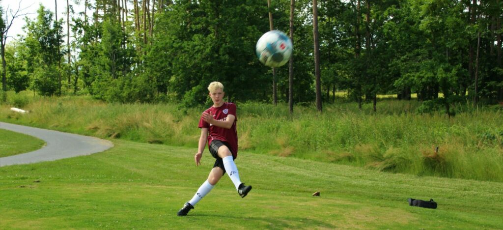 Footgolfer beim Abstoß